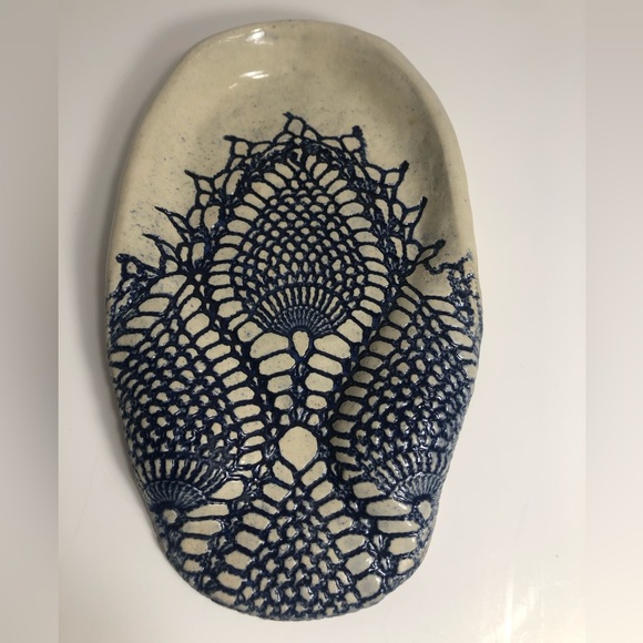 Bonnie Young Scoggins Lace Imprinted Pottery Spoon Rest - Picture 1 of 11